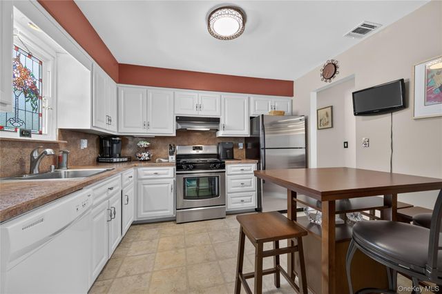 15 1st Avenue, Bayville, NY 11709