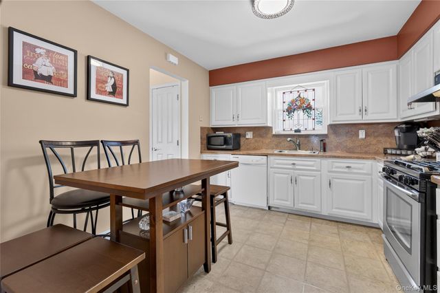 15 1st Avenue, Bayville, NY 11709