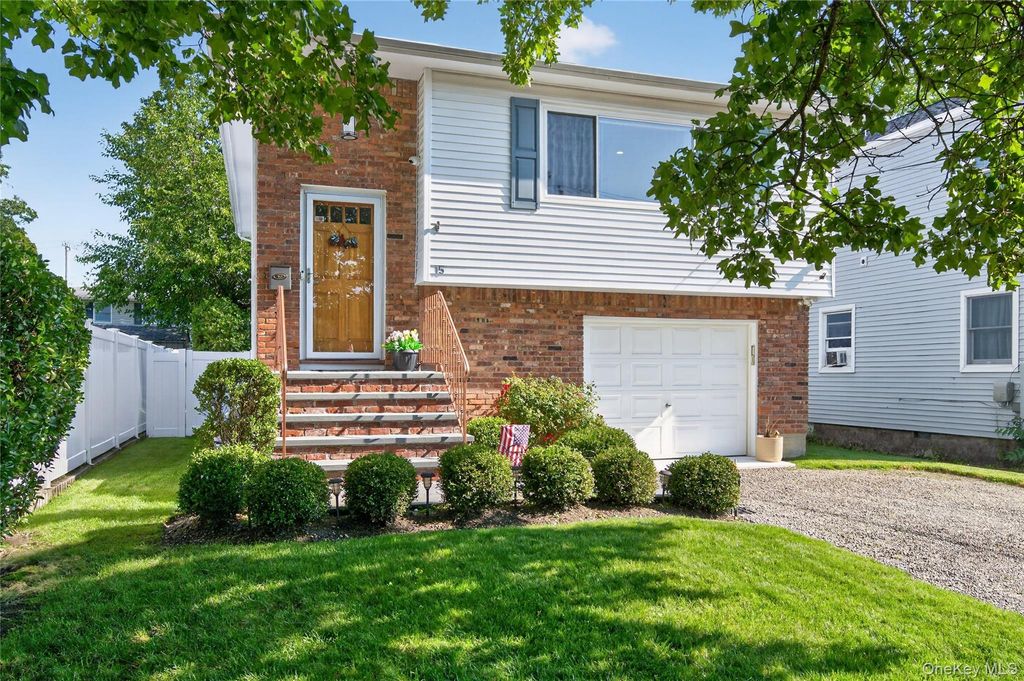 15 1st Avenue, Bayville, NY 11709