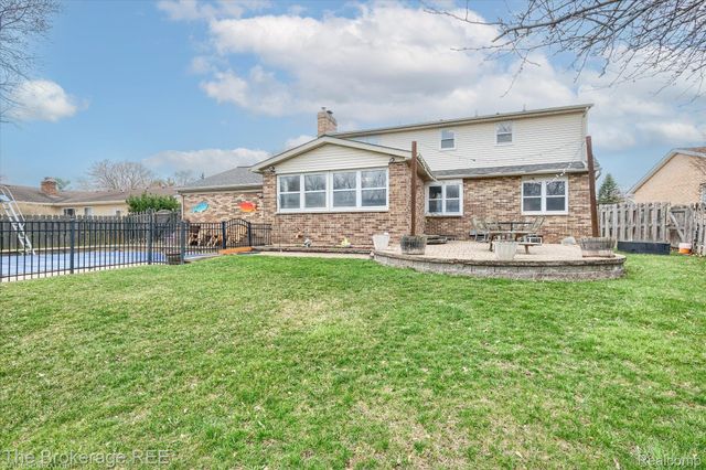 534 Cherrywood Drive, Flushing, MI 48433