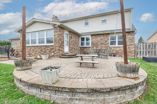 534 Cherrywood Drive, Flushing, MI 48433