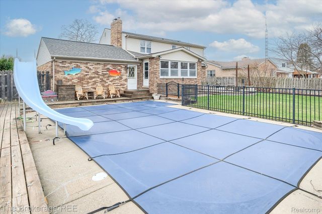 534 Cherrywood Drive, Flushing, MI 48433