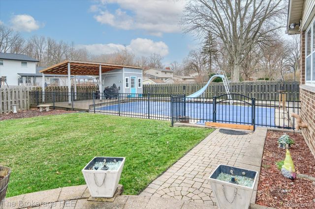 534 Cherrywood Drive, Flushing, MI 48433