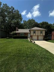 8008 N Garfield Avenue, Kansas City, MO 64118
