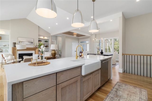 01 Venus Drive, Warwick, RI 02818