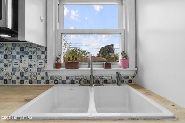 3232 Radiance Rd, Louisville, KY 40220