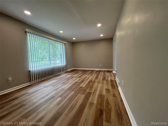 2914 E Pierson Road, Flint, MI 48506