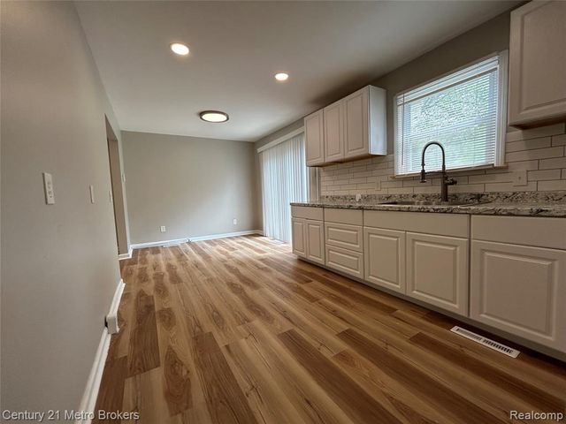 2914 E Pierson Road, Flint, MI 48506