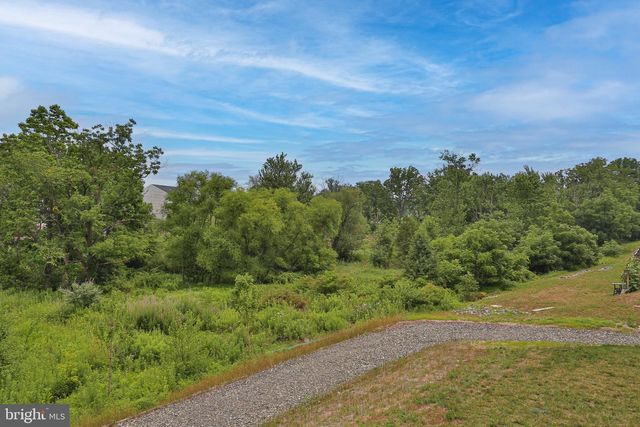 82 HUNTERS DR, Gilbertsville, PA 19525