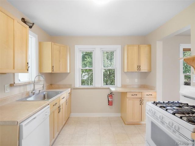 5815 Chicago Road, Warren, MI 48092