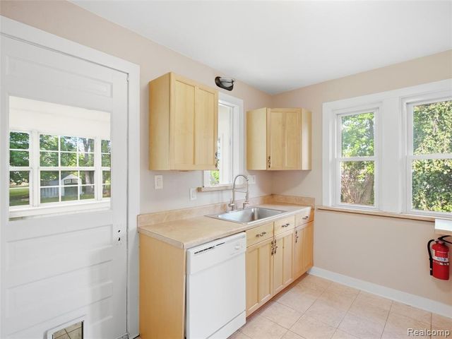 5815 Chicago Road, Warren, MI 48092