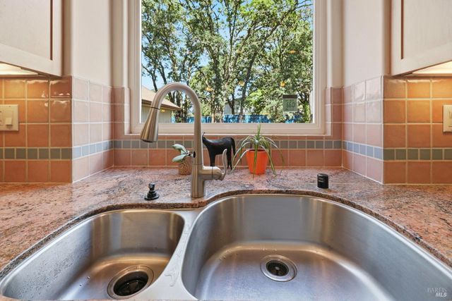 218 Grove St, Windsor, CA 95492