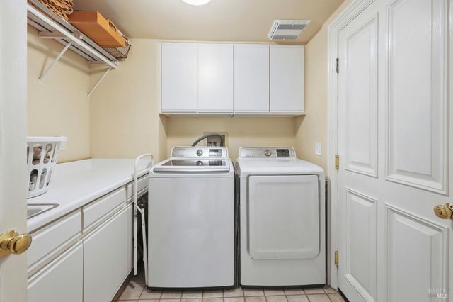 218 Grove St, Windsor, CA 95492