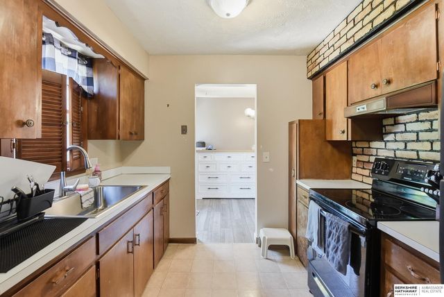 8902 Valley View Drive, La Vista, NE 68128