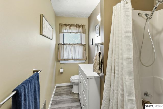 8902 Valley View Drive, La Vista, NE 68128