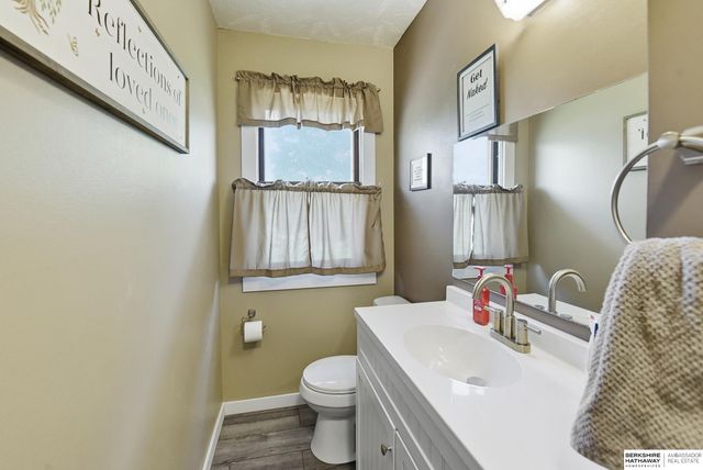 8902 Valley View Drive, La Vista, NE 68128