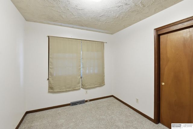 8902 Valley View Drive, La Vista, NE 68128