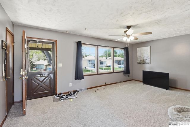 8902 Valley View Drive, La Vista, NE 68128
