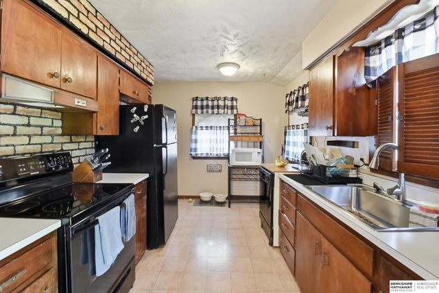 8902 Valley View Drive, La Vista, NE 68128