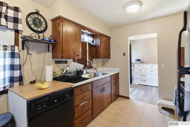 8902 Valley View Drive, La Vista, NE 68128