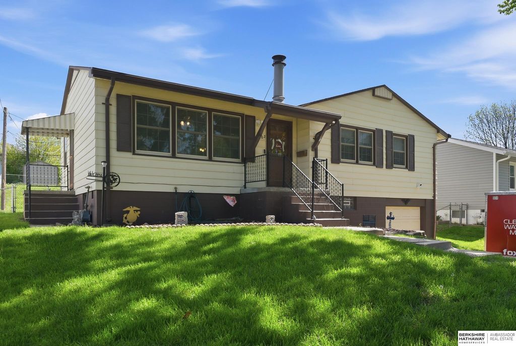 8902 Valley View Drive, La Vista, NE 68128