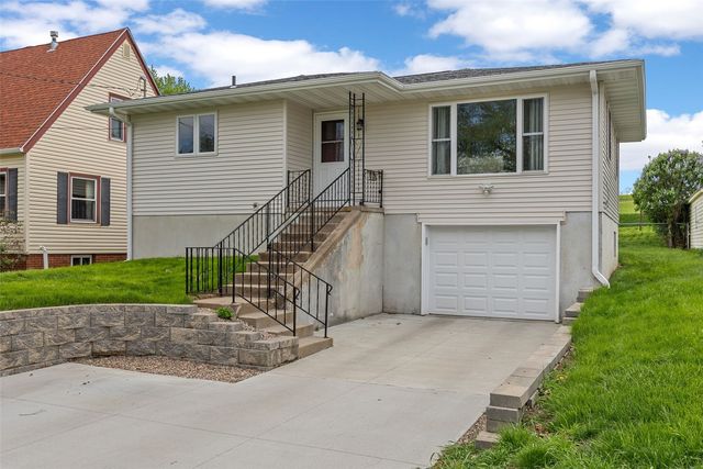 205 26th Avenue SW, Cedar Rapids, IA 52404
