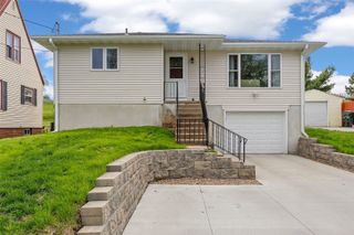 205 26th Avenue SW, Cedar Rapids, IA 52404