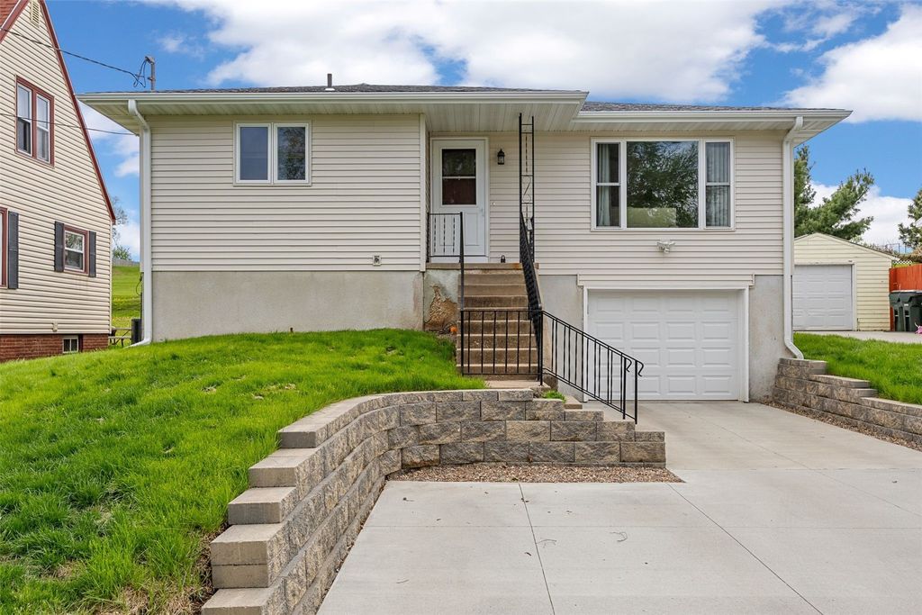 205 26th Avenue SW, Cedar Rapids, IA 52404