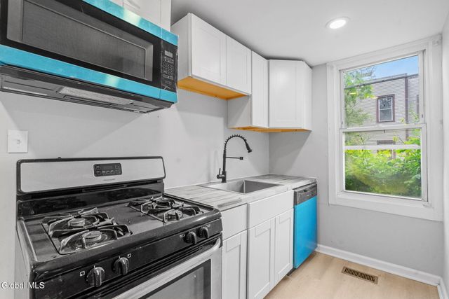 372 9th st Street, Troy, NY 12180