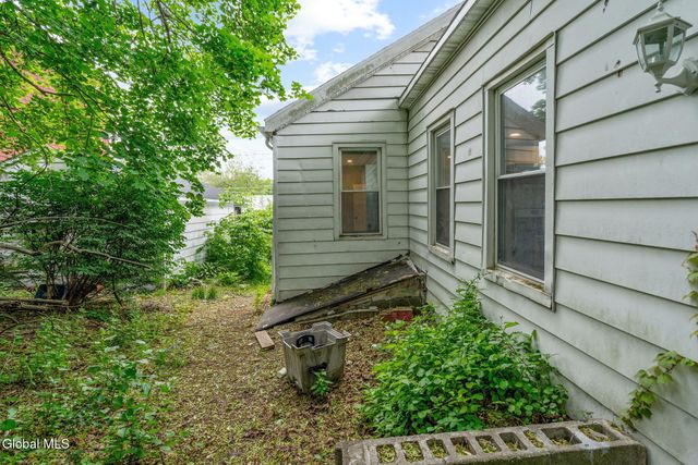 372 9th st Street, Troy, NY 12180