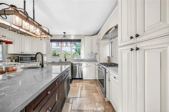 9312 Avenida Altura Bella, Cherry Valley, CA 92223