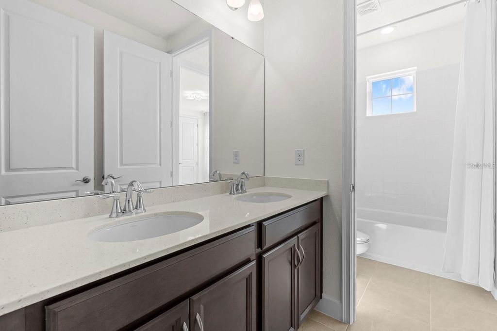 Image 31 of property listing at 933 SIGNET DRIVE, Apollo Beach, FL 33572