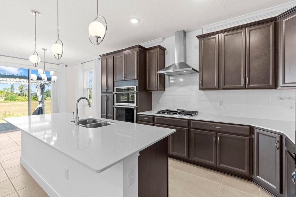 Image 8 of property listing at 933 SIGNET DRIVE, Apollo Beach, FL 33572