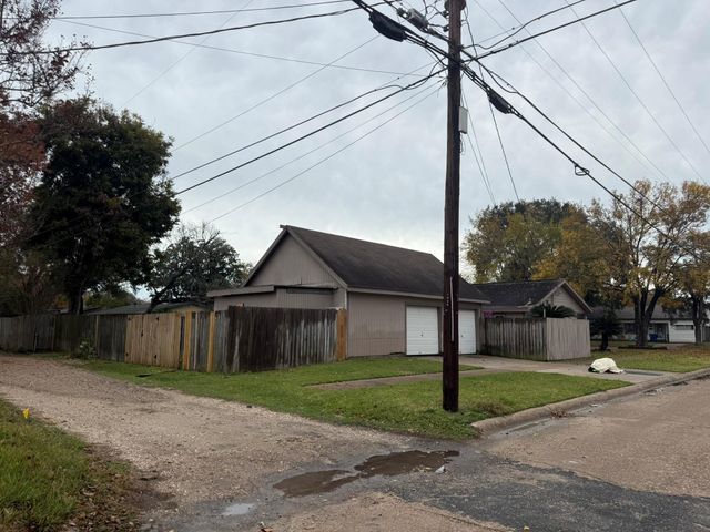 1434 1st Avenue N, Texas City, TX 77590