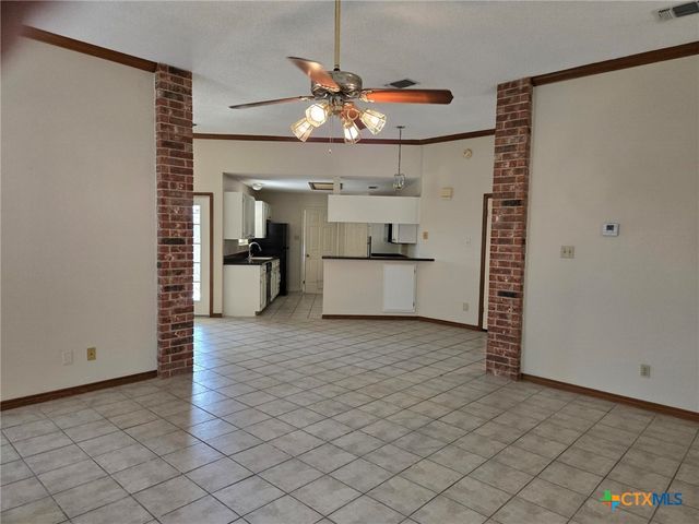 1211 Meadow Run, Seguin, TX 78155