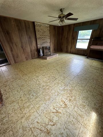 8208 Pearl Street, Lillian, TX 76061