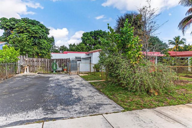 631 NE 56th Ct, Oakland Park, FL 33334