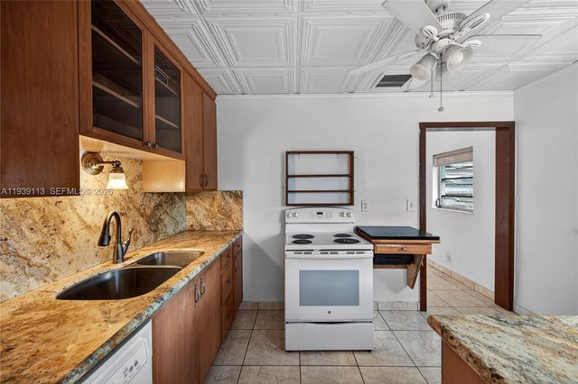 631 NE 56th Ct, Oakland Park, FL 33334