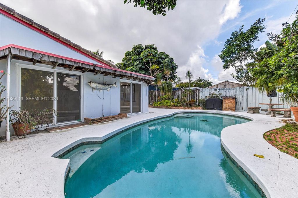 631 NE 56th Ct, Oakland Park, FL 33334