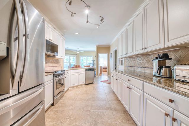 8795 S POPLAR LAKE DR, Germantown, TN 38138