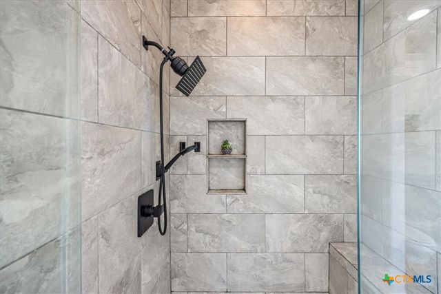 475 County Road 240, Gonzales, TX 78629