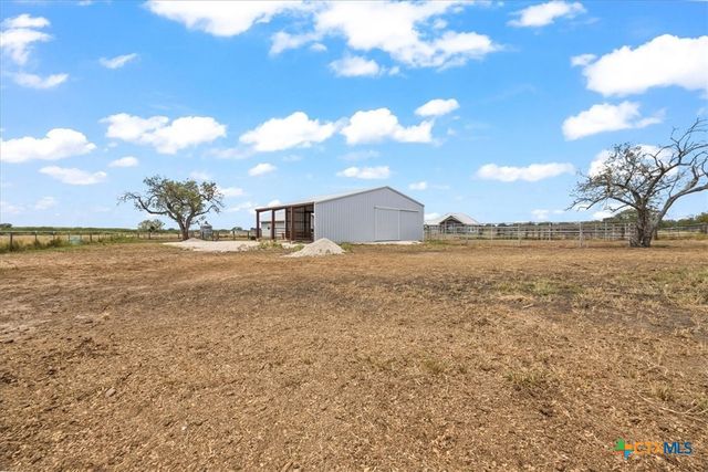 475 County Road 240, Gonzales, TX 78629
