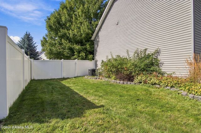 8175 N Salmonberry Lp, Hayden, ID 83835