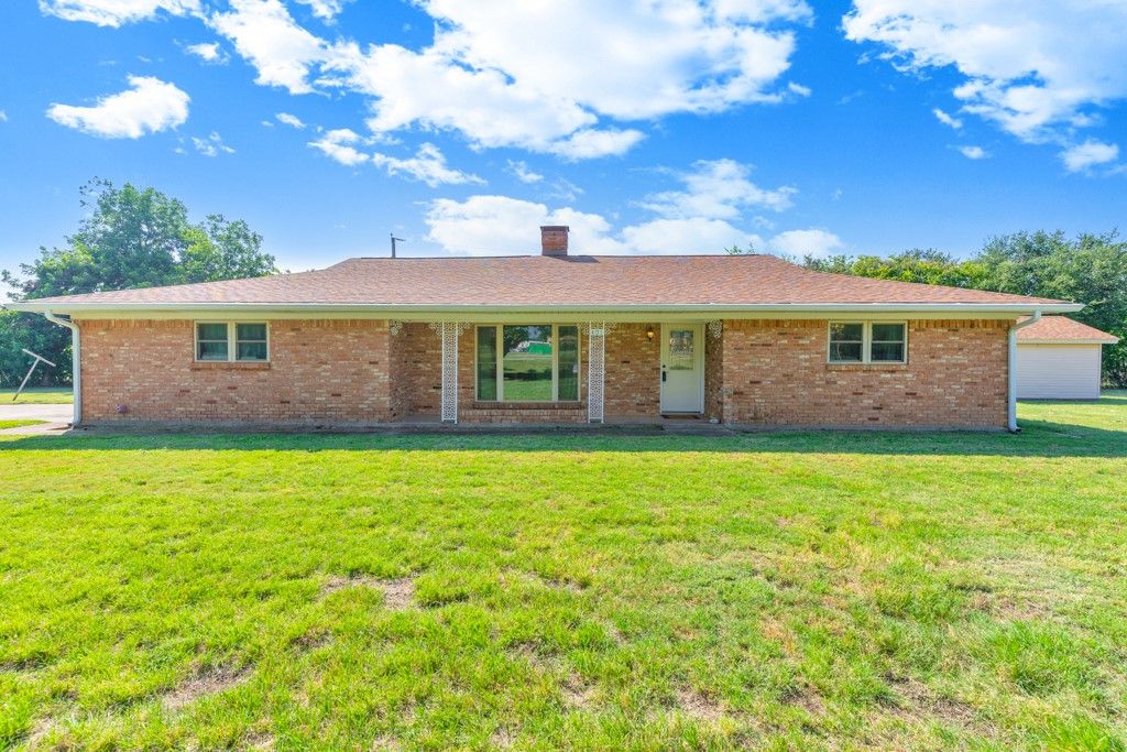 401 S Beverly Street, Crowley, TX 76036