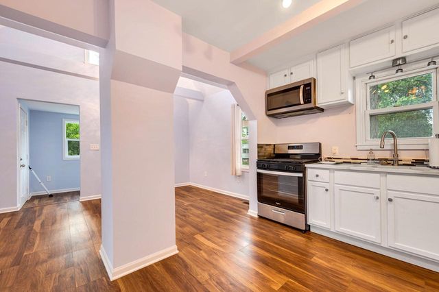 2202 S 68th STREET, West Allis, WI 53219