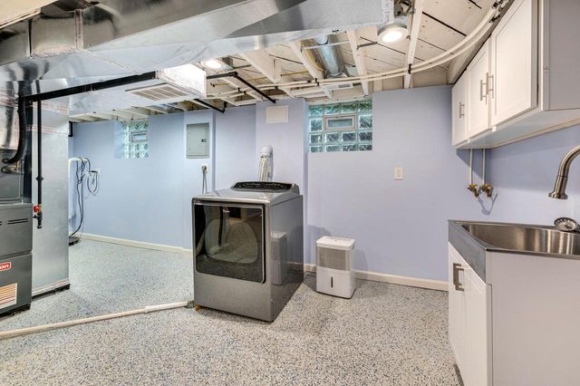 2202 S 68th STREET, West Allis, WI 53219
