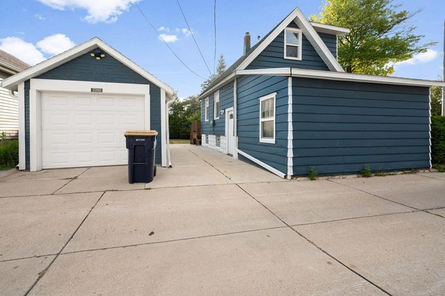 2202 S 68th STREET, West Allis, WI 53219
