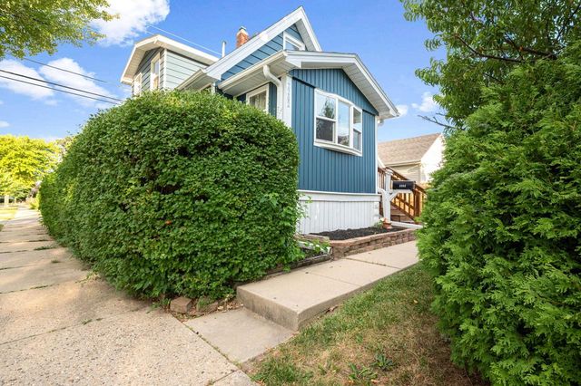 2202 S 68th STREET, West Allis, WI 53219