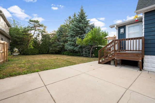 2202 S 68th STREET, West Allis, WI 53219