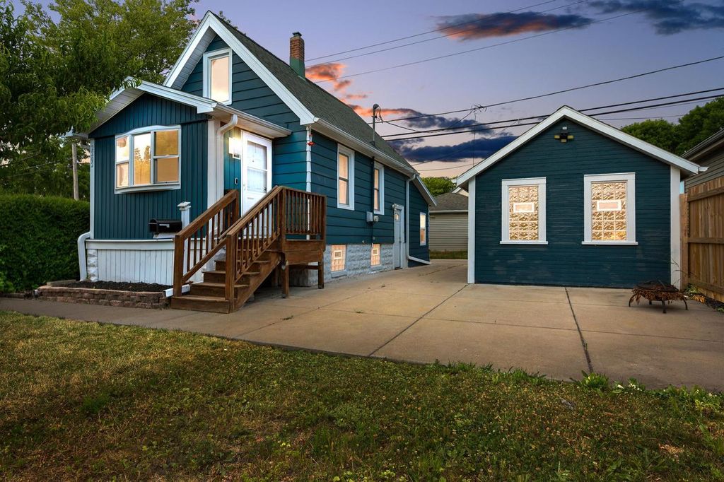 2202 S 68th STREET, West Allis, WI 53219